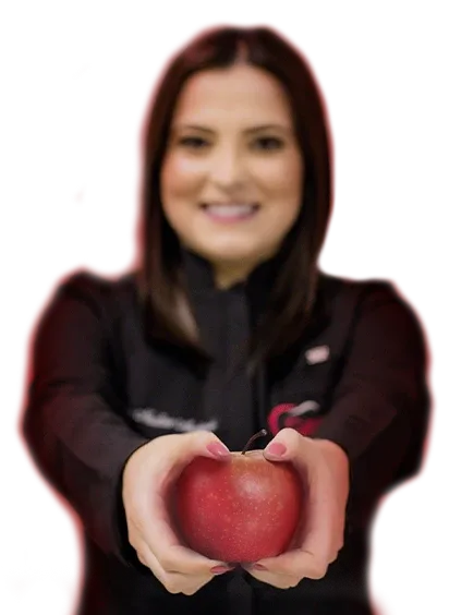 Dra. Nadine Andrade segurando uma maçã